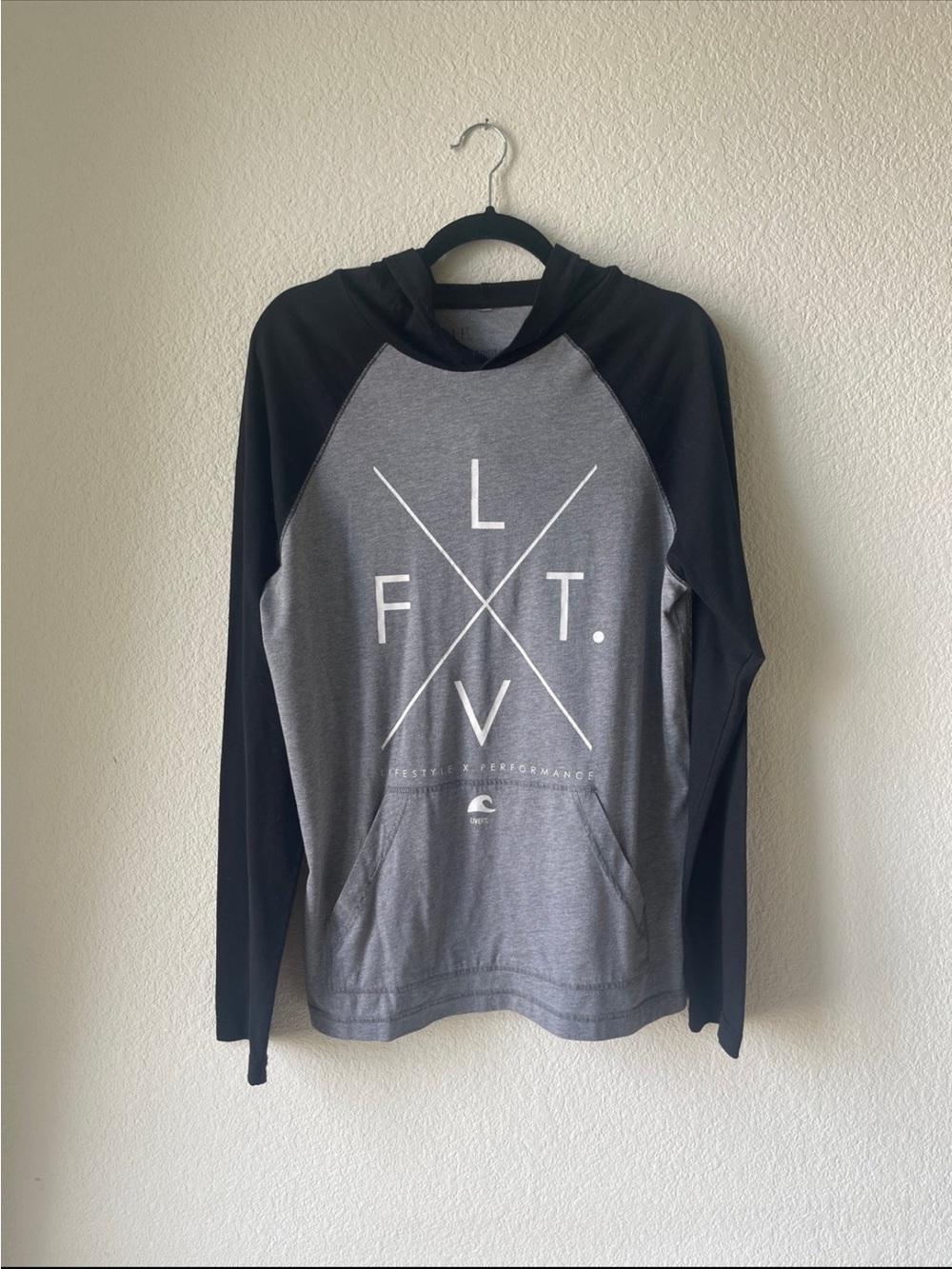 Men's Gray & Black Livefit Long-Sleeve Hoodie Shirt